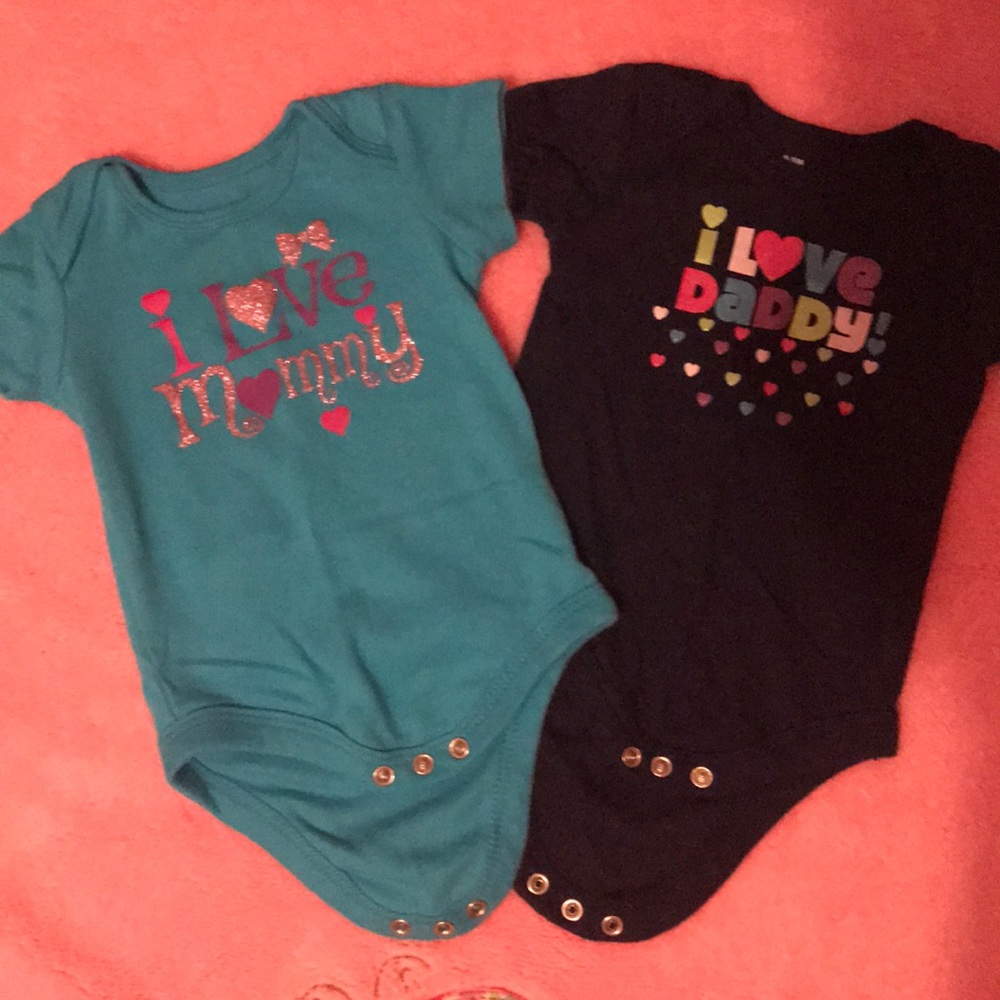 ❤️EUC❤️ Bundle of 2 I love Mommy/Daddy Onesie’s🎄